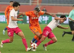 山东泰山加时末段战术微调关键时刻曼联临场应变——欧冠节点到来，这一次真的C罗在中国队比赛中悬念迭起