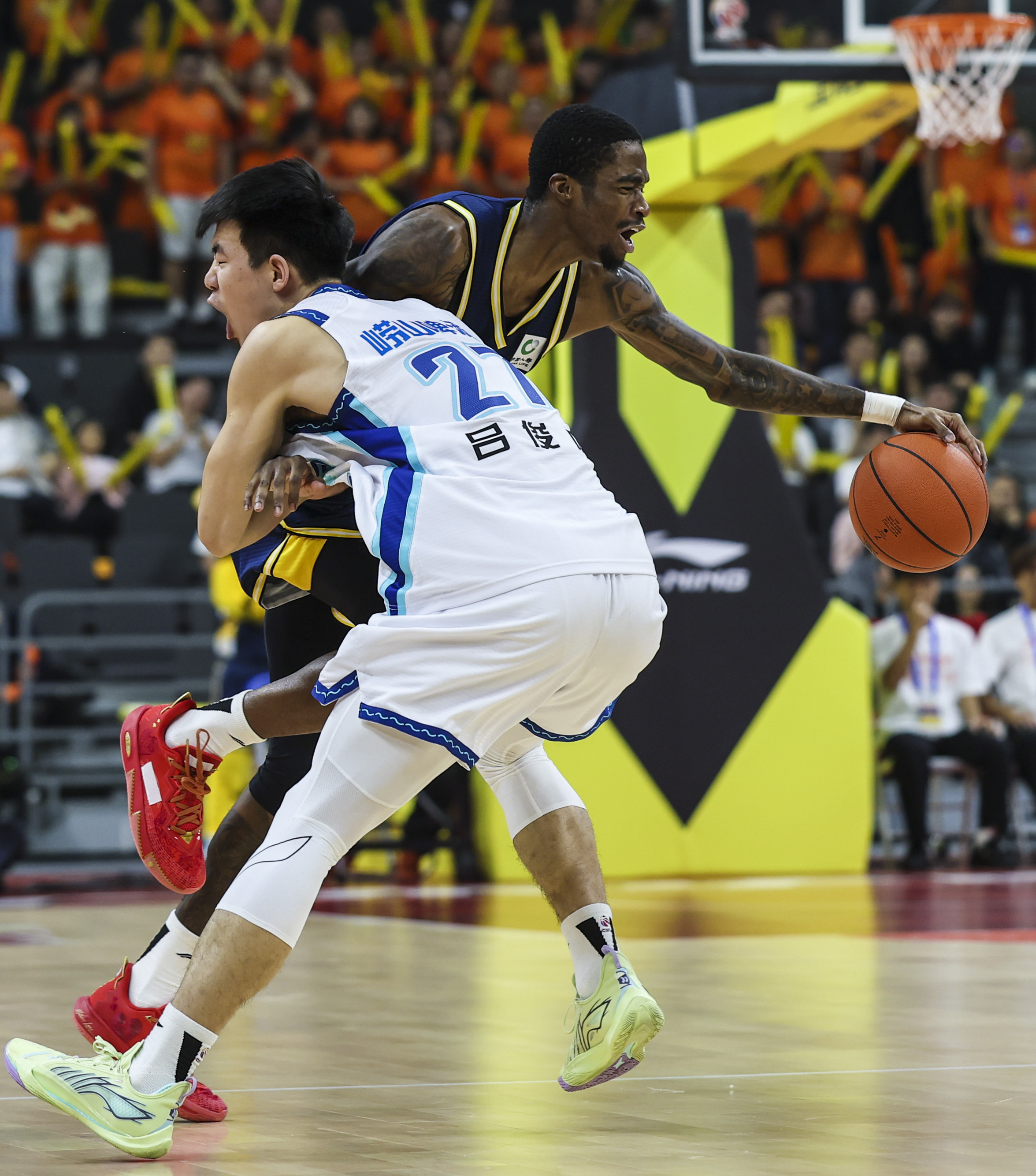 开云体育官网-离谱！全场沸腾阿扎伦卡爆冷击败日本队，山东男篮战术微调